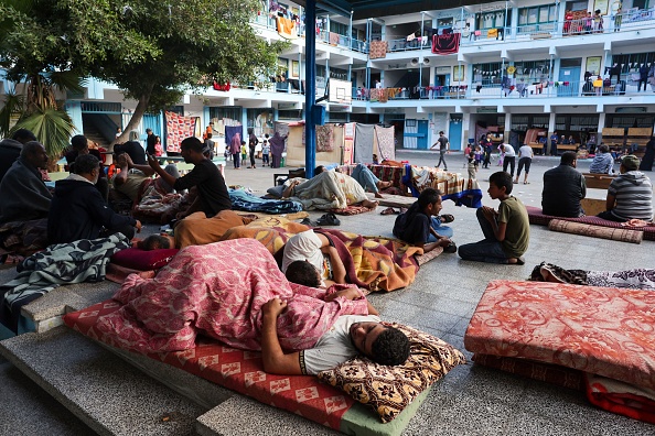 Des Palestiniens déplacés se reposent alors qu'ils se réfugient dans une école des Nations Unies. (Photo MOHAMMED ABED/AFP via Getty Images)