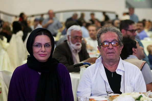Le réalisateur iranien Dariush Mehrjui et son épouse Vahida Mohammadifar assistent à une cérémonie à Téhéran le 1er juillet 2015. (Photo ABDULWAHED MIRZAZADEH/isna news/AFP via Getty Images)