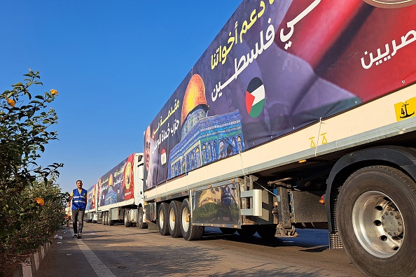 Un convoi de camions transportant de l'aide pour Gaza depuis l'Égypte attend sur la route principale du désert d'Ismailia, le 16 octobre 2023. (Photo KHALED DESOUKI/AFP via Getty Images)