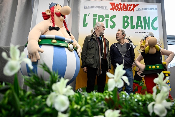 Le dessinateur Didier Conrad (au c. à g.) pose avec le scénariste Fabrice Caro (au c. à d.) après la présentation du nouvel album de bande dessinée « Astérix » le 16 octobre 2023. (Photo JULIEN DE ROSA/AFP via Getty Images)
