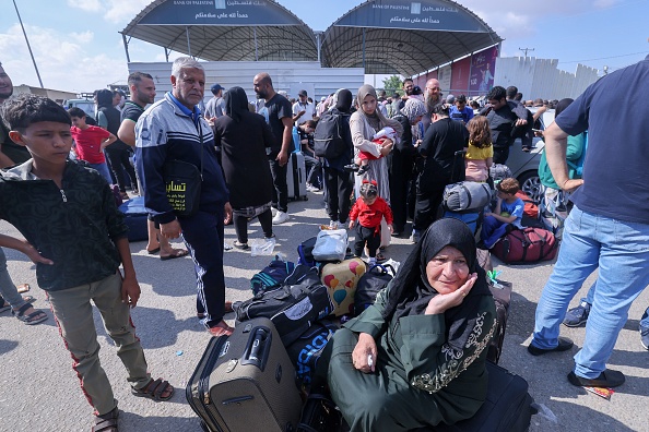 Des Palestiniens, certains munis de passeports étrangers espérant passer en Égypte et d'autres attendant de l'aide, attendent au point de passage de Rafah, dans le sud de la bande de Gaza, le 16 octobre 2023. (Photo  MOHAMMED ABED/AFP via Getty Images)