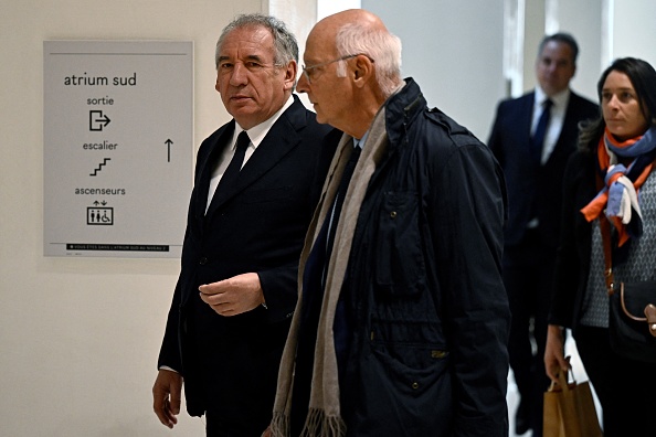 Le président du MoDem François Bayrou (à g.) et son avocat Pierre Cornut-Gentille au tribunal judiciaire de Paris aux Batignolles, le 16 octobre 2023. (Photo JULIEN DE ROSA/AFP via Getty Images)