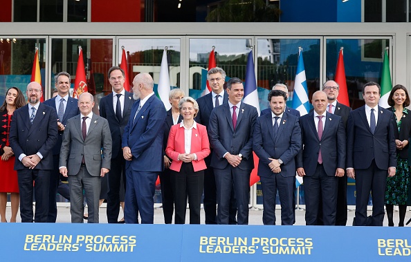 Des représentants de l'Union européenne et des dirigeants des Balkans occidentaux à Tirana, le 16 octobre 2023. (Photo LUDOVIC MARIN/AFP via Getty Images)