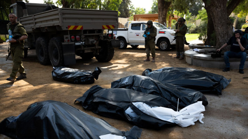 Quatre corps de civils israéliens tués quelques jours plus tôt lors d'une attaque par des terroristes du Hamas  le 10 octobre 2023 à Kfar Aza, en Israël. (Alexi J. Rosenfeld/Getty Images)
