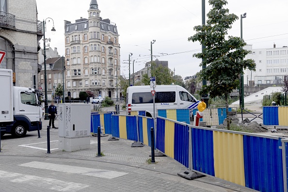 Des policiers près de la place Eugène Verboekhoven à Schaerbeek, Bruxelles, où l'auteur présumé de l'attentat de Bruxelles a probablement été abattu lors d'une intervention de la police dans un café, mardi 17 octobre 2023. (Photo JAMES ARTHUR GEKIERE/BELGA MAG/AFP via Getty Images)