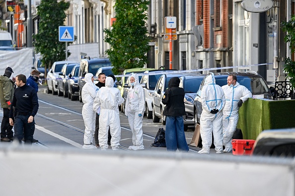 Des policiers belges du service médico-légal se rassemblent à Bruxelles le 17 octobre 2023, où l'auteur présumé de l'attentat de Bruxelles a été abattu. (Photo JOHN THYS/AFP via Getty Images)