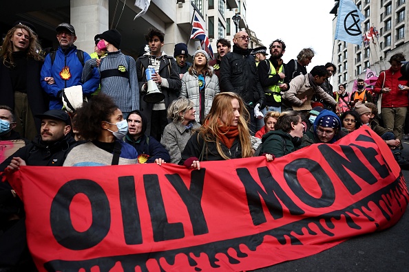 L'activiste climatique suédoise Greta Thunberg (au c.) lors de la manifestation "Oily Money Out" à Londres, le 17 octobre 2023. (HENRY NICHOLLS/AFP via Getty Images)