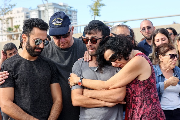 Ido, le mari de la citoyenne israélo-française Céline Ben David Nagar, tuée lors de l'attaque de la semaine dernière par des militants du Hamas en Israël, est réconforté lors de ses funérailles à Holon, à Tel Aviv, le 17 octobre 2023. (Photo GIL COHEN-MAGEN/AFP via Getty Images)