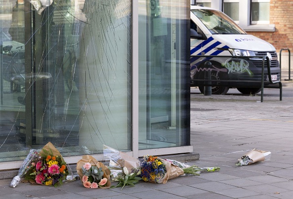 L'entrée d'un immeuble de bureaux où deux ressortissants suédois ont été tués lors d'un attentat la veille, à Bruxelles le 17 octobre 2023. (Photo BENOIT DOPPAGNE/Belga/AFP via Getty Images)