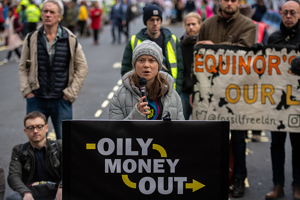 Greta Thunberg se joint à des activistes de divers groupes pour bloquer l'hôtel Intercontinental qui accueille l'Energy Intelligence Forum, le 17 octobre 2023 à Londres, en Angleterre. (Photo Chris J Ratcliffe pour Greenpeace via Getty Images)