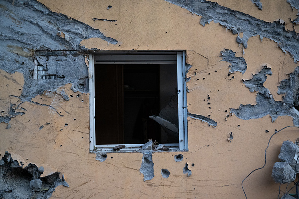 La fenêtre d'une maison est brisée et le mur qui l'entoure est couvert d'impacts de balles, le 11 octobre 2023 à Be'eri, en Israël. (Photo Alexi J. Rosenfeld/Getty Images)