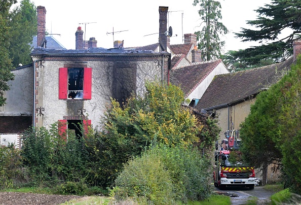 Une maison incendiée, où une famille de quatre personnes a été retrouvée morte, tôt le matin du 19 octobre 2023 à Bretoncelles (Orne). (Photo LOU BENOIST/AFP via Getty Images)