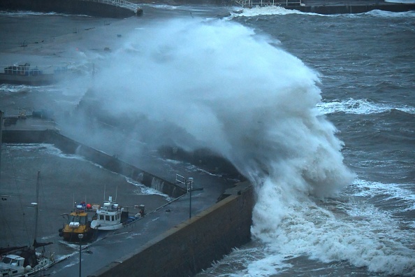 Des vagues s'abattent sur le port de Stonehaven, sur la côte est de l'Écosse, le 19 octobre 2023. (Photo ANDY BUCHANAN/AFP via Getty Images)