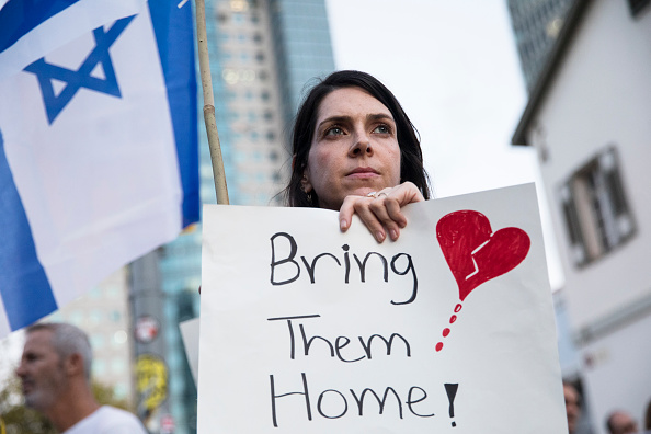 Une manifestation demandant le retour des otages qui ont été enlevés lors de l'attaque du Hamas et des militants palestiniens, le 19 octobre 2023 à Tel Aviv, en Israël. (Photo Amir Levy/Getty Images)