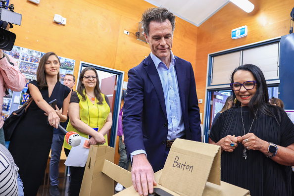 Le premier ministre de la Nouvelle-Galles du Sud, Chris Minns (au c.), vote sous le regard de la ministre des Australiens indigènes, Linda Burney, le 14 octobre 2023 à Sydney, en Australie. (Photo Jenny Evans/Getty Images)