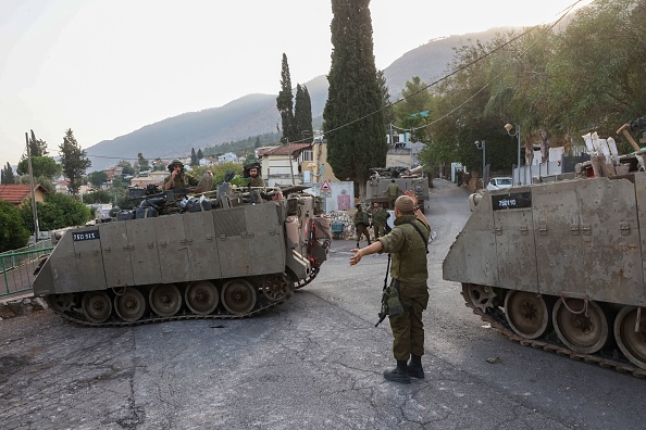 Des soldats israéliens patrouillent dans une zone proche de la frontière nord du Liban, le 23 octobre 2023. (PhotoGIL COHEN-MAGEN/AFP via Getty Images)