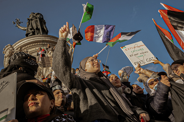 Un rassemblement pro-palestinien sur la place de la République, à Paris, le 22 octobre 2023. (Photo SARA KONTAR/Middle East Images/AFP via Getty Images)