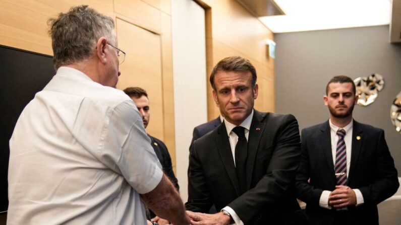 Emmanuel Macron rencontre des ressortissants franco-israéliens qui ont perdu des proches, ainsi que des familles d'otages, à l'aéroport Ben Gourion de Tel Aviv le 24 octobre 2023. (Photo CHRISTOPHE ENA/POOL/AFP via Getty Images)