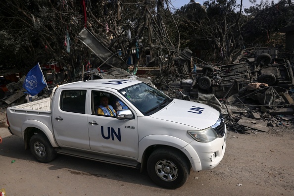 Un véhicule des Nations Unies passe devant un bâtiment détruit à la suite d'un bombardement israélien à Rafah dans bande de Gaza, le 28 octobre 2023. (Photo SAID KHATIB/AFP via Getty Images)