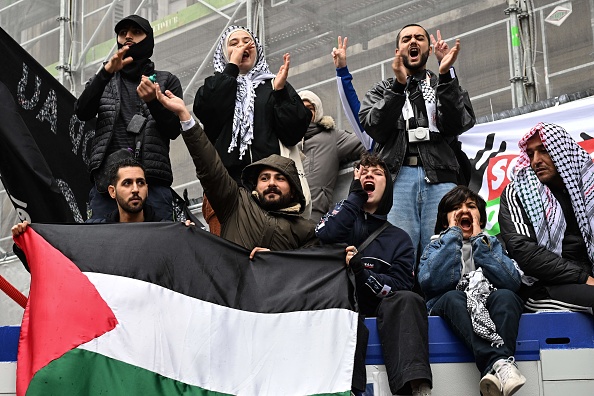 Des manifestants lors d'une manifestation de soutien aux Palestiniens à Paris, le 28 octobre 2023. Le tribunal administratif de Paris a validé le 28 octobre 2023 l'interdiction préfectorale d'une manifestation de soutien aux Palestiniens, notamment en raison de la "gravité des risques de troubles à l'ordre public".  (BERTRAND GUAY/AFP via Getty Images)