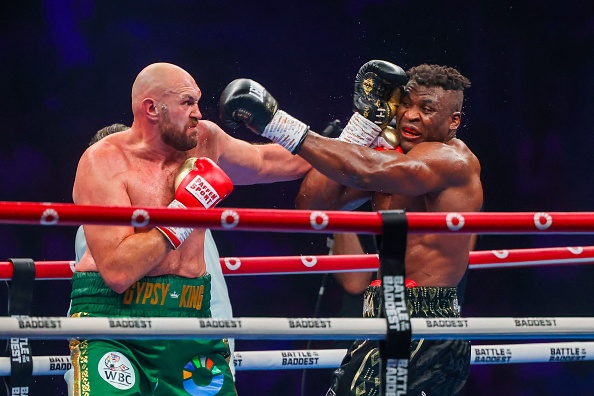 Le Britannique Tyson Fury (à g.) combat le Franco-Camerounais Francis Ngannou lors de leur match de boxe poids lourds à Riyad, le 29 octobre 2023. (Photo FAYEZ NURELDINE/AFP via Getty Images)