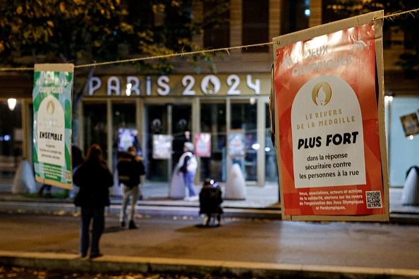 Des pancartes devant le siège du Cojo à Saint-Denis, le 30 octobre 2023, pour sensibiliser aux conséquences des JO-2024 sur les populations précaires et les personnes vivant dans les rues des quartiers. (Photo GEOFFROY VAN DER HASSELT/AFP via Getty Images)