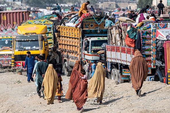 Des réfugiés afghans arrivent dans des camions en provenance du Pakistan à la frontière afghano-pakistanaise de Torkham, le 30 octobre 2023. (Photo WAKIL KOHSAR/AFP via Getty Images)