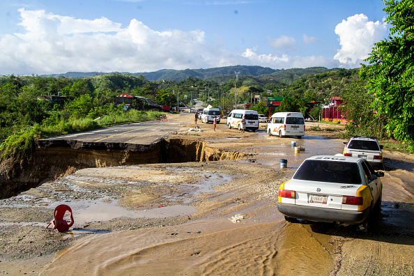 Un trou ouvert dans la route après le passage de l'ouragan Otis à Acapulco le 26 octobre 2023, au Mexique. (Photo Oscar Guerrero Ramirez/Getty Images)
