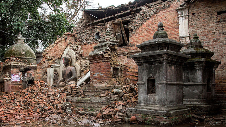 Une statue de Bouddha recouverte par les débris d'un temple effondré le 29 avril 2015 à Bhaktapur, au Népal.  (Photo Omar Havana/Getty Images)