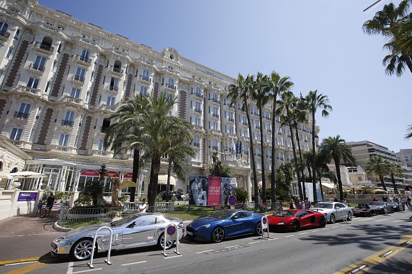 Des voitures de luxe devant l'hôtel à Cannes. Illustration. (Photo VALERY HACHE/AFP via Getty Images)
