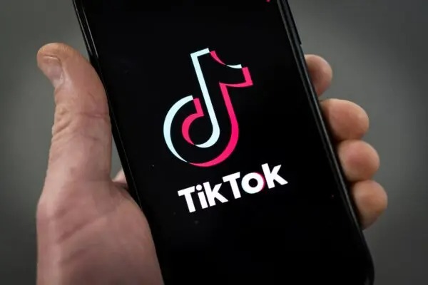 Le logo de TikTok sur un iPhone à Londres le 28 février 2023. (Dan Kitwood/Getty Images)
