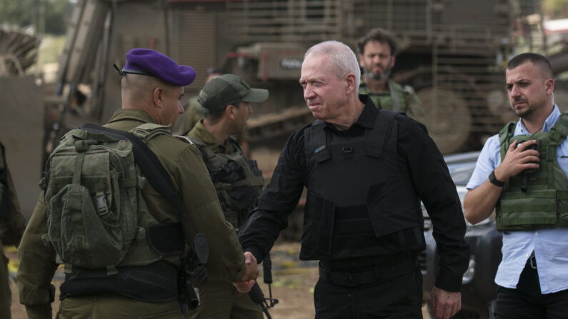 Le ministre israélien de la Défense Yoav Gallant rencontre des soldats à la frontière israélienne avec la bande de Gaza, le 19 octobre 2023 à Sderot. (Photo par Amir Levy/Getty Images)