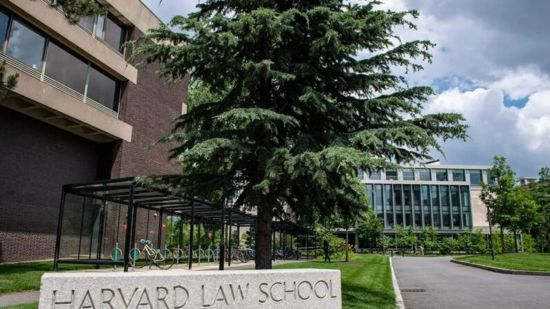 L'entrée de la faculté de droit de Harvard à Cambridge, Massachusetts, le 29 juin 2023. (Joseph Prezioso/AFP via Getty Images)