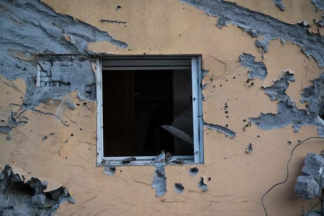 La fenêtre d'une maison est brisée et le mur qui l'entoure couvert d'impacts de balles là où, quelques jours plus tôt, des terroristes du Hamas ont tué des civils près de la frontière avec Gaza à Be'eri, en Israël, le 11 octobre 2023. (Alexi J. Rosenfeld/Getty Images)