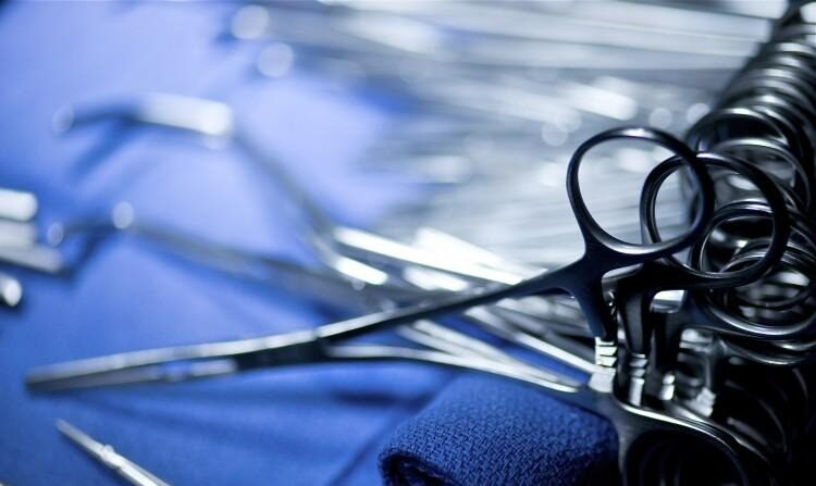 Des pinces, des ciseaux et d'autres instruments chirurgicaux utilisés en salle d'opération lors d'une transplantation rénale. (Brendan Smialowski/AFP/Getty Images)