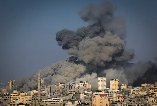 Des volutes de fumée se dégagent lors des frappes aériennes israéliennes sur des cibles du Hamas dans la ville de Gaza, le 12 octobre 2023. (Mahmud Hams/AFP via Getty Images)