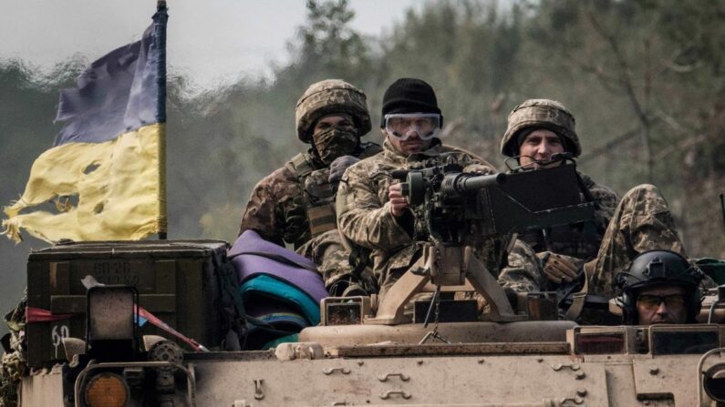 Des soldats ukrainiens sur un véhicule blindé près de la ville de Lyman, dans la région de Donetsk, le 6 octobre 2022. (Yasuyoshi Chiga/AFP via Getty Images)