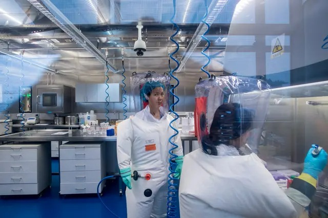 La virologue chinoise Shi Zhengli dans le laboratoire P4 à Wuhan, capitale de la province chinoise du Hubei, le 23 février 2017. (Johannes Eisele/AFP via Getty Images)