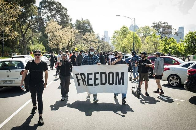 Des manifestants défilent dans les jardins botaniques de Melbourne, en Australie, le 2 octobre 2021. (Darrian Traynor/Getty Images)