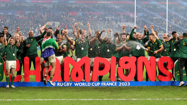 L'Afrique du Sud célèbre sa victoire lors du match de la finale or de la Coupe du monde de rugby France 2023 entre la Nouvelle-Zélande et l'Afrique du Sud au Stade de France le 28 octobre 2023 à Paris, France. (Photo : David Rogers/Getty Images)