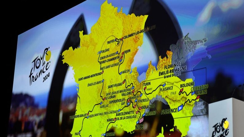 Le parcours homme du Tour de France 2024, lors de la présentation des parcours officiels de l'édition 2024 du Tour de France cycliste masculin et féminin à Paris. Les organisateurs ont dévoilé le parcours de 3 492 kilomètres du Tour de France masculin 2024.(Photo : ANNE-CHRISTINE POUJOULAT/AFP via Getty Images)