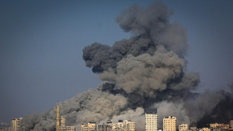 Des volutes de fumée se forment suite aux frappes aériennes israéliennes sur des cibles du Hamas à Gaza City, le 12 octobre 2023. (Mahmud Hams/AFP via Getty Images)