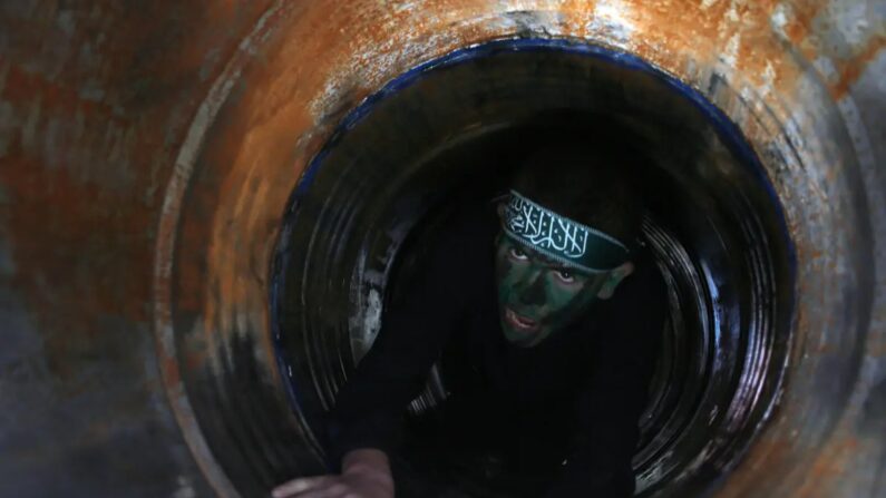 Un jeune Palestinien rampe dans un tunnel lors d'une cérémonie de remise de diplômes dans un camp d'entraînement dirigé par le groupe terroriste Hamas, à Gaza, le 29 janvier 2015. (Said Khatib/AFP via Getty Images)
