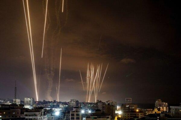 Une salve de roquettes tirée par des militants palestiniens depuis la ville de Gaza en direction d'Israël, le 7 octobre 2023. (Eyad Baba/AFP via Getty Images)