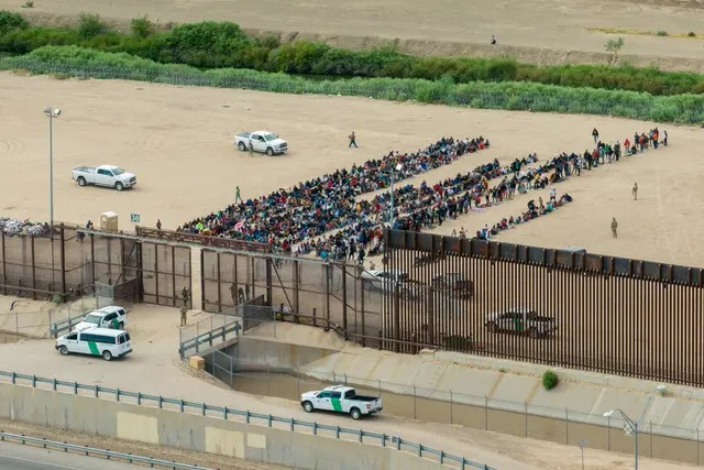 Un groupe de migrants attend d'être contrôlé du côté de Ciudad Juarez de la frontière entre les États-Unis et le Mexique, le 21 septembre 2023. (Brandon Bell/Getty Images/TNS)