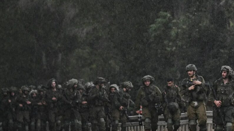 Des soldats de l'armée israélienne patrouillent sur une position non divulguée dans le nord d'Israël près de la frontière avec le Liban, le 15 octobre 2023. (Photo by Aris MESSINIS / AFP) (Photo by ARIS MESSINIS/AFP via Getty Images)