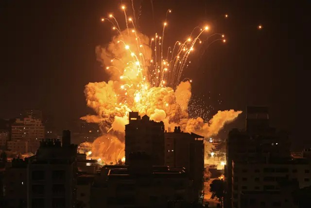 Un missile explose dans la ville de Gaza lors d'une frappe aérienne israélienne le 8 octobre 2023. (Mahmud Hams/AFP via Getty Images)