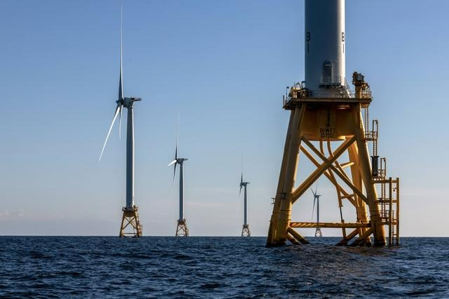 Les éoliennes produisent de l'électricité dans le premier parc éolien offshore commercial des États-Unis, Block Island, près de Rhode Island, le 7 juillet 2022. (John Moore/Getty Images)