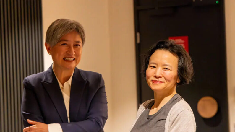 La ministre australienne des Affaires étrangères, Penny Wong (à gauche), rencontre la journaliste australienne Cheng Lei (à droite) à son arrivée à l'aéroport de Melbourne (Australie), le 11 octobre 2023. (Fourni par le ministère des affaires étrangères et du commerce (DFAT))