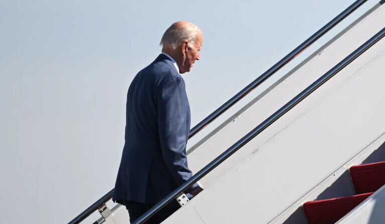 Le président américain Joe Biden monte à bord d'Air Force One, alors qu'il part pour l'Irlande du Nord, à la base commune Andrews dans le Maryland, le 11 avril 2023. (Mandel Ngan/AFP via Getty Images)